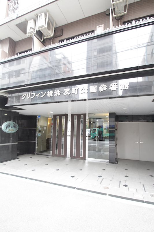 グリフィン横浜・反町公園参番館のエントランス