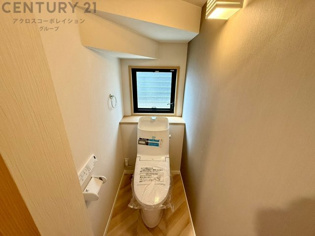 温水洗浄便座付トイレは温水洗浄機能により、暖かい水でおしりを洗浄することができ、冷たい水を使う従来の便座に比べ、温水洗浄機能で暖かいトイレを提供し、快適な使用を可能にします。