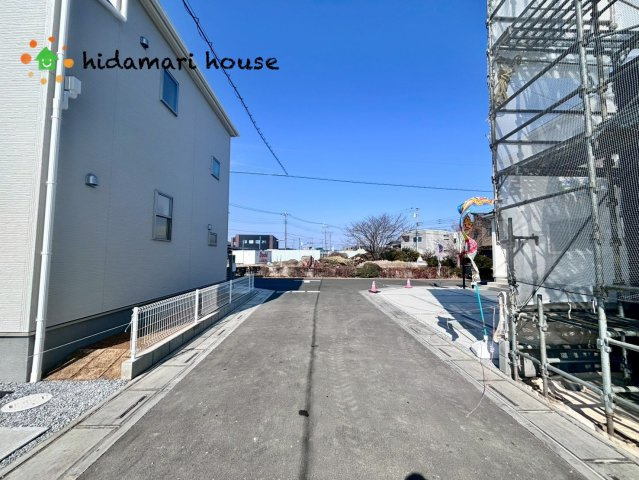 鴻巣市松原　新築戸建　リーブルガーデン07の前面道路含む現地写真