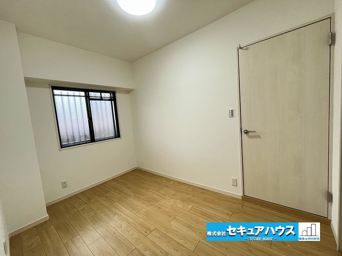 ファミール日進一番館の洋室|【洋室】
◆広々とした居住空間は日々の暮らしを彩り、心のやすらぎと満足感を与えてくれます。通風と採光を考慮した設計は子供たちはのびのび育ち、家族でくつろぎと団らんを生み出します。