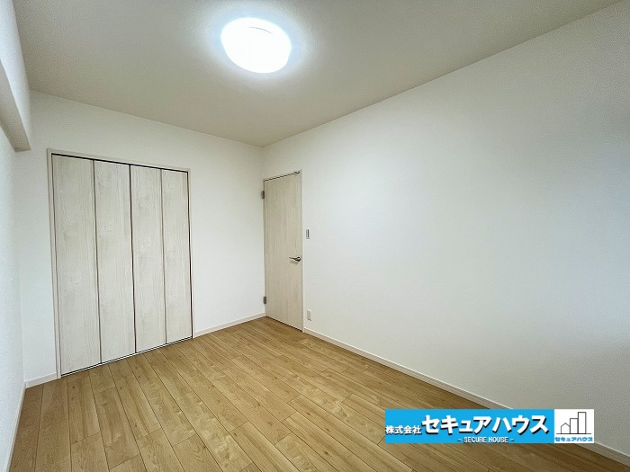 ファミール日進一番館の洋室|【洋室】
◆家族一人ひとりの大切なプライベート空間。趣味に合わせて使って頂けるようシンプルに仕上げてあります。暮らし心地を大きく左右する収納を、適材適所に配置し使い勝手を考慮しました。　