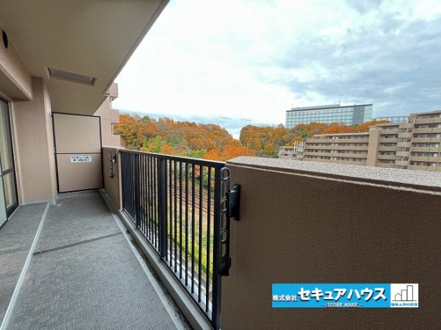 ファミール日進一番館のバルコニー|【バルコニー】
広々としたワイドバルコニーで南向きのためお洗濯物もすぐに乾きます♪