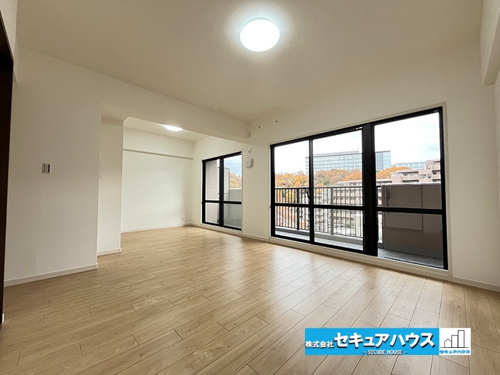 ファミール日進一番館の居間・リビング|【リビング】
約16帖のリビングは大きな窓から沢山の採光を取り入れとても明るいです。