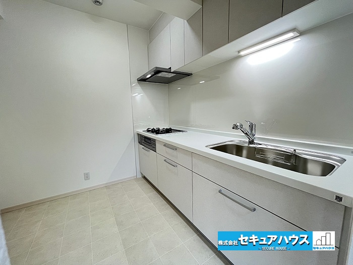 ファミール日進一番館のキッチン|【キッチン】
シンクからコンロまでが一体化しているため、作業動線が良く効率的で、つなぎ目が少ないデザインのため掃除がしやすいです。