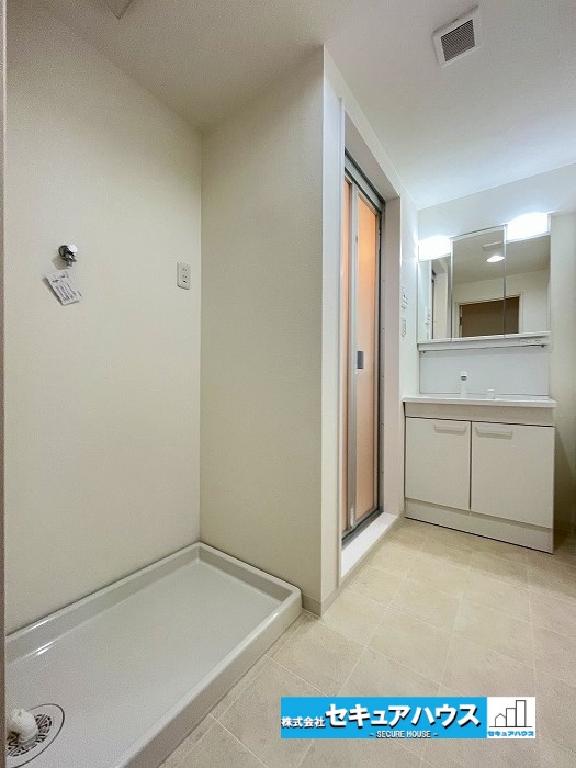 ファミール日進一番館の独立洗面台|【洗面台】
◆鏡の裏にはたっぷりと収納スペースを標準装備！
◆電源を付属しているのでドライヤーなど利用できます。