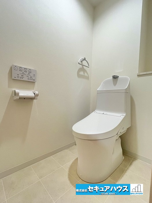 ファミール日進一番館のトイレ|【高機能トイレ】
◆高機能トイレの多くは便器のフタの開閉が自動であり、使用後に手動で水を流す面倒もなく非常に便利です。スタイリッシュな見た目で、お掃除しやすく、節水効果が高いです。