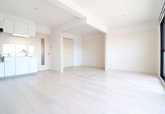 Bay Court EAST(ベイコートイースト)の内装|明るい室内です