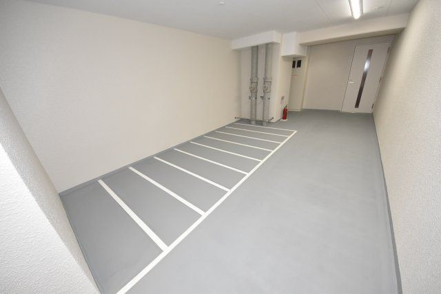 ブリリアントジュネス本町の駐車場