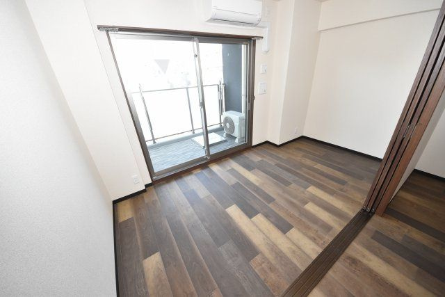 ブリリアントジュネス本町の洋室|キッチンでお料理をお楽しみください