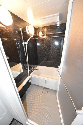 ブリリアントジュネス本町の浴室|開放的な寝室です