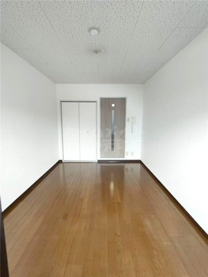 【居間・リビング】 | エクシード菅野 | こちらのリビングで趣味の時間をお楽しみください