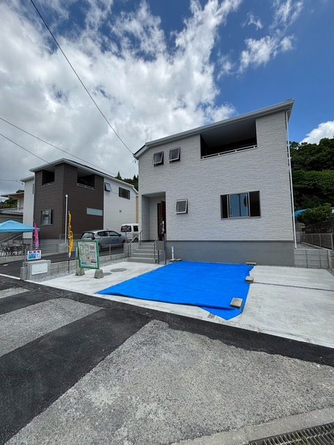 リーブルガーデン豊見城市伊良波　第２・２号棟の前面道路含む現地写真|建物外観／並列３台駐車可！※車種要確認