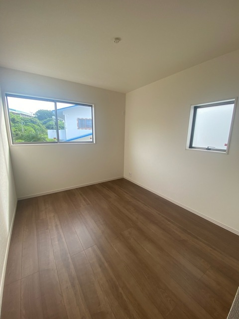 リーブルガーデン豊見城市伊良波　第２・２号棟の洋室|２面採光の２階洋室の雰囲気◎