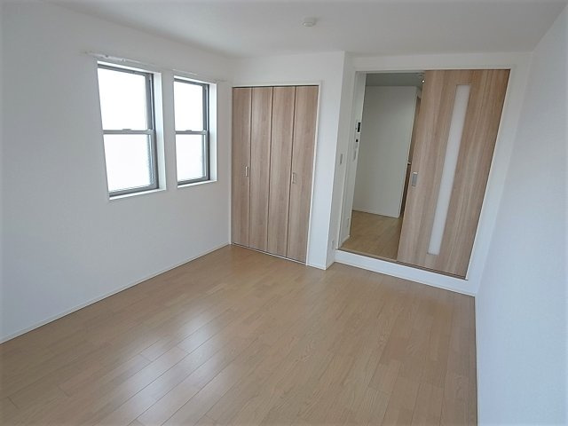 ワコーレヴィアーノ長田大塚町の洋室|大きな洋室、使い勝手良好