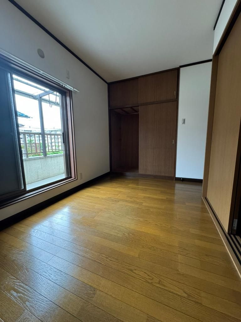 桜丘町戸建ての洋室