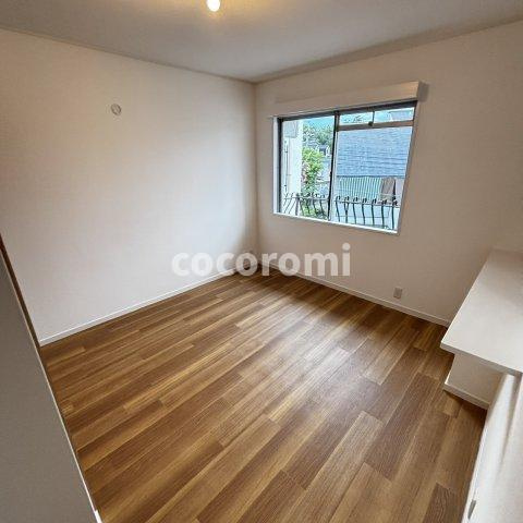 菊丘車庫３台付貸家の洋室