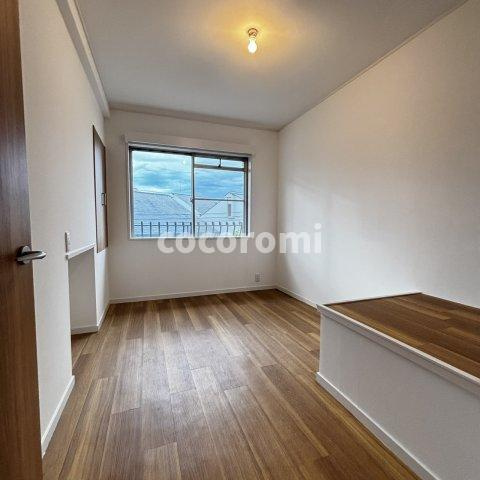 菊丘車庫３台付貸家の洋室