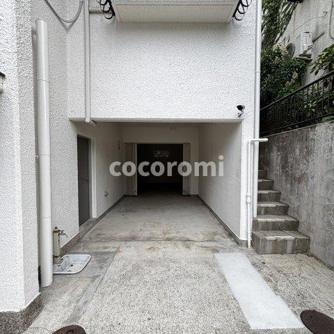 菊丘車庫３台付貸家のエントランス