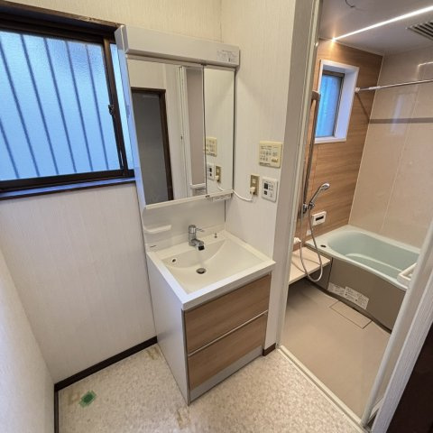 菊丘車庫３台付貸家