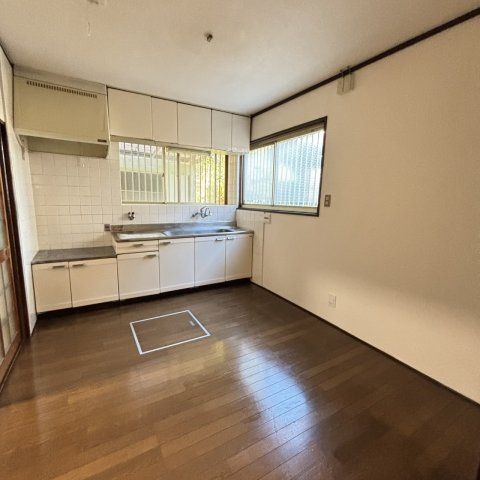 菊丘車庫３台付貸家