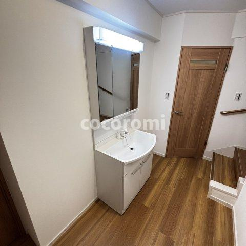 菊丘車庫３台付貸家の洗面所