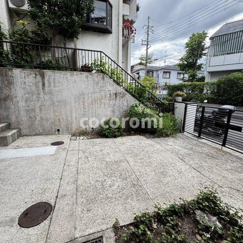 菊丘車庫３台付貸家の駐車場