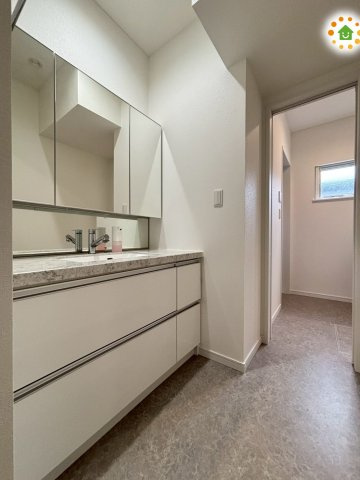 深谷市東方　中古一戸建ての独立洗面台