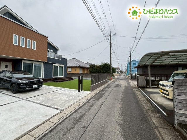 深谷市東方　中古一戸建ての前面道路含む現地写真