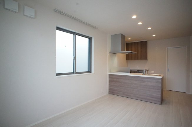 【居間・リビング】 | fonderia | ベランダ側からのLDK内観写真です