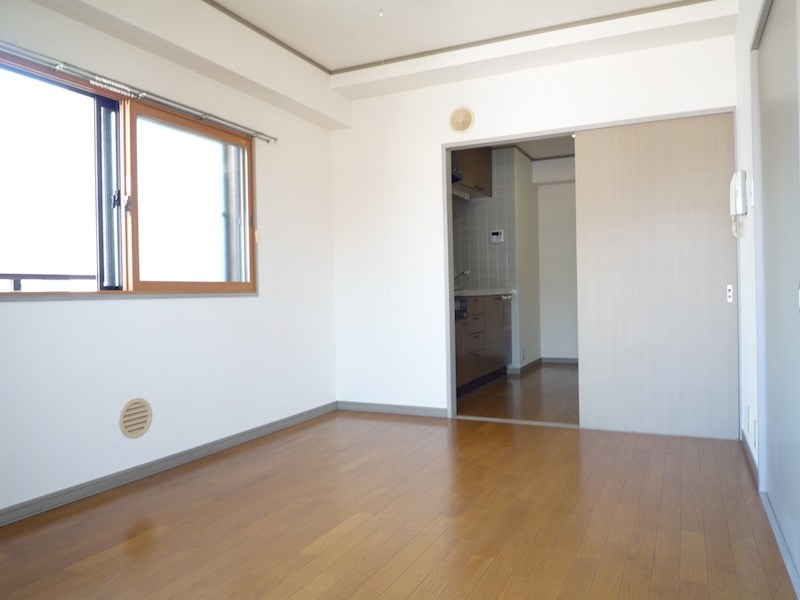 サンハイム原木中山の居間・リビング