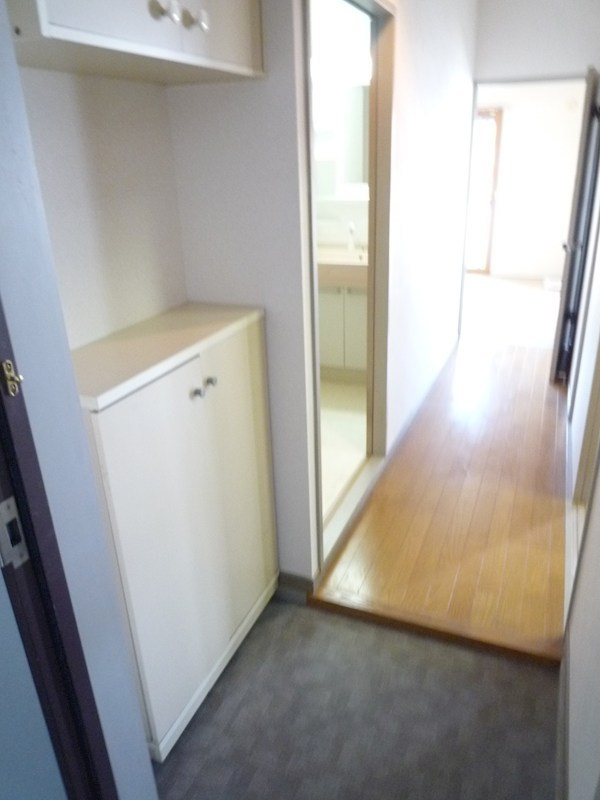 サンハイム原木中山の玄関