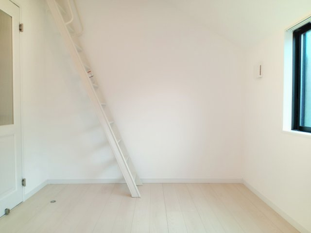 川崎市麻生区細山１丁目のアパートの洋室