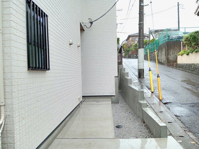 川崎市麻生区細山１丁目のアパートのエントランス