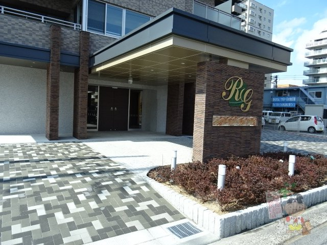 ロイヤルガーデンシティ桑田町のエントランス