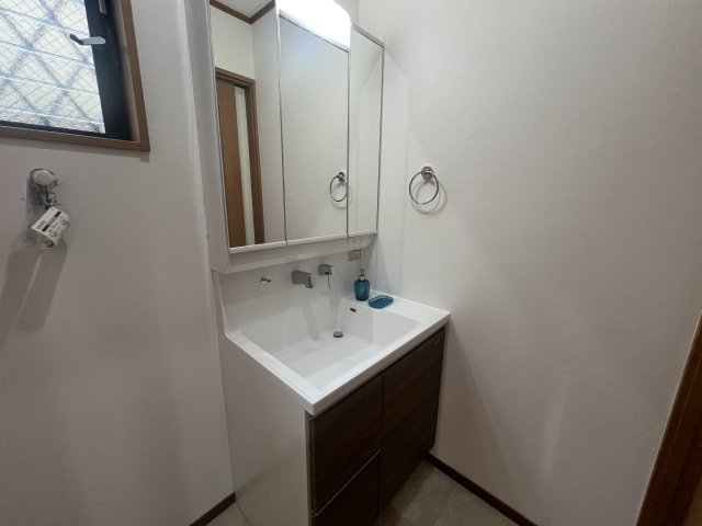 駐車場並列３台はなかなかない！南区六ッ川4丁目中古戸建の独立洗面台