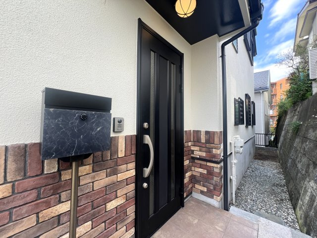 駐車場並列３台はなかなかない！南区六ッ川4丁目中古戸建の玄関