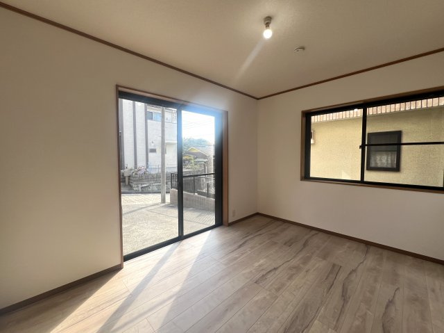 駐車場並列３台はなかなかない！南区六ッ川4丁目中古戸建の洋室