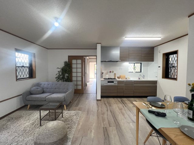 駐車場並列３台はなかなかない！南区六ッ川4丁目中古戸建の居間・リビング