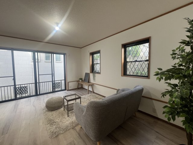 駐車場並列３台はなかなかない！南区六ッ川4丁目中古戸建の居間・リビング