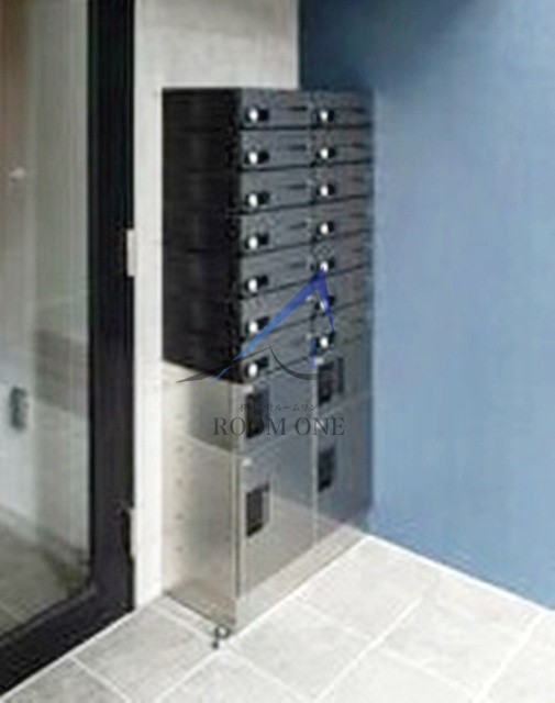 プラティーク品川大井町のその他共用部分|集合ポストと宅配ボックスです。