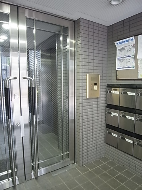 メゾンユーアイのエントランス