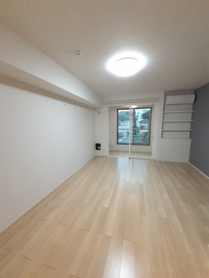 【居間・リビング】 | フォンターナ・ヴィータ | 広々13.2帖の居室