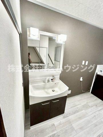 大阪市東淀川区上新庄３丁目の一戸建ての洗面所