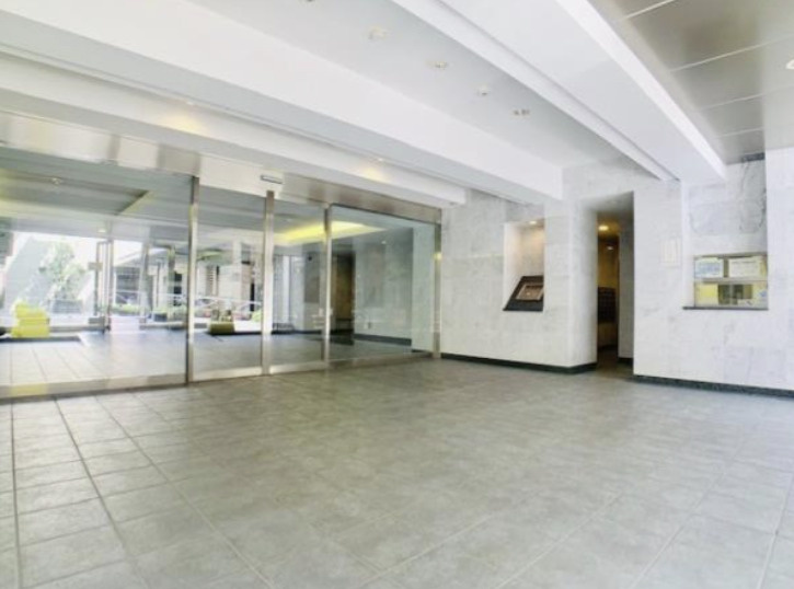 アパートメンツ東山のエントランス