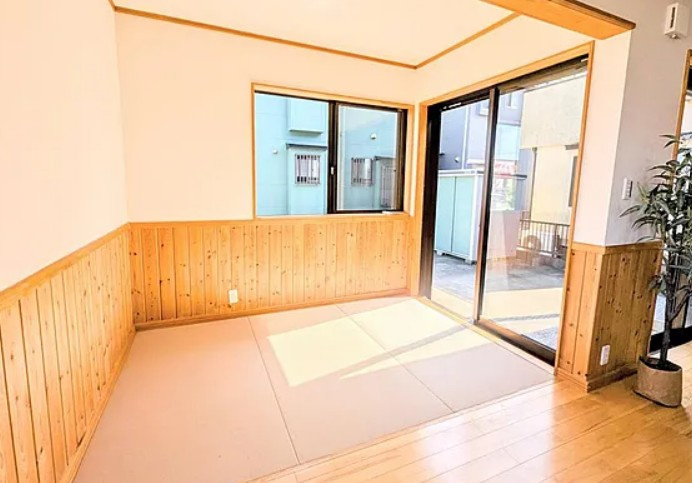 【中古】鶴ヶ島市新町リフォーム中古住宅の居間・リビング|広々したリビングでゆったり過ごしましょう！