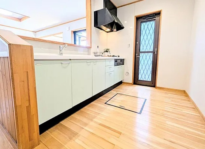 【中古】鶴ヶ島市新町リフォーム中古住宅のキッチン|対面式のシステムキッチンでお料理をしながらリビングを見渡せます！