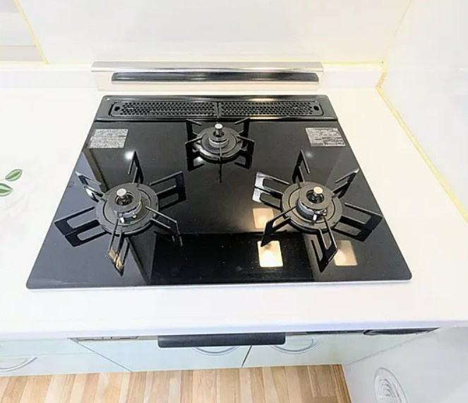 【中古】鶴ヶ島市新町リフォーム中古住宅のキッチン|3口コンロです
