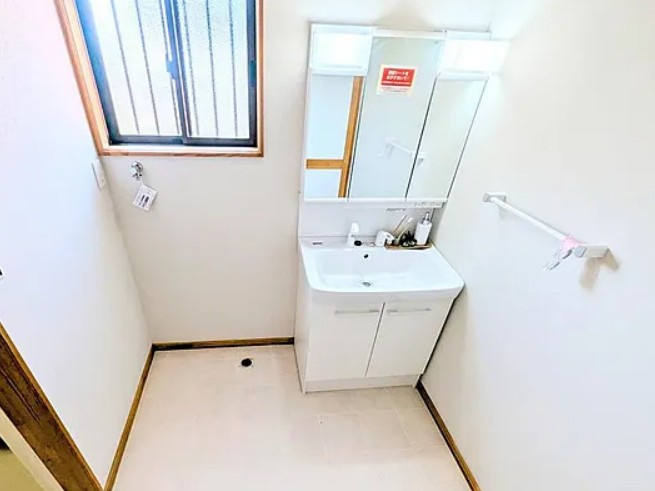 【中古】鶴ヶ島市新町リフォーム中古住宅の独立洗面台|朝の身支度に欠かせない洗面台です！
