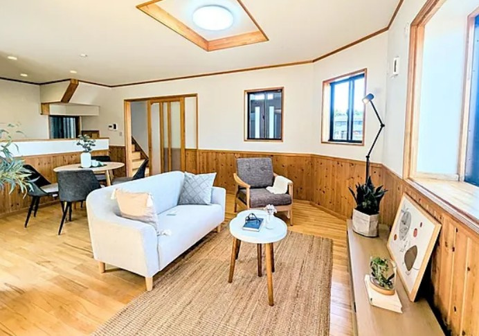 【中古】鶴ヶ島市新町リフォーム中古住宅の居間・リビング|18.6帖の明るいLDKです！