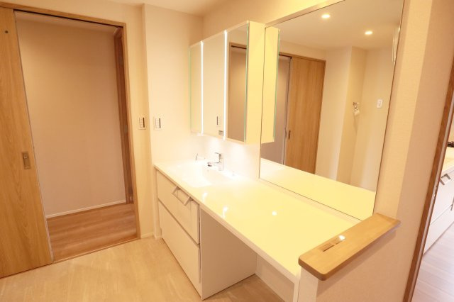 【独立洗面台】 | アンピール香椎駅前 | ご家族並んで朝の準備もスムーズにできるワイドなつくりの洗面台です